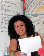 María Neder leyendo en Puerto Almendro