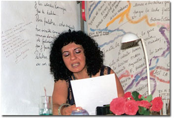 María Neder leyendo en Puerto Almendro